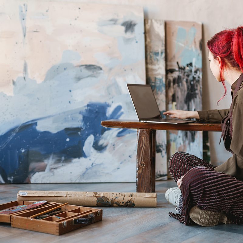 Mujer pintando en su taller